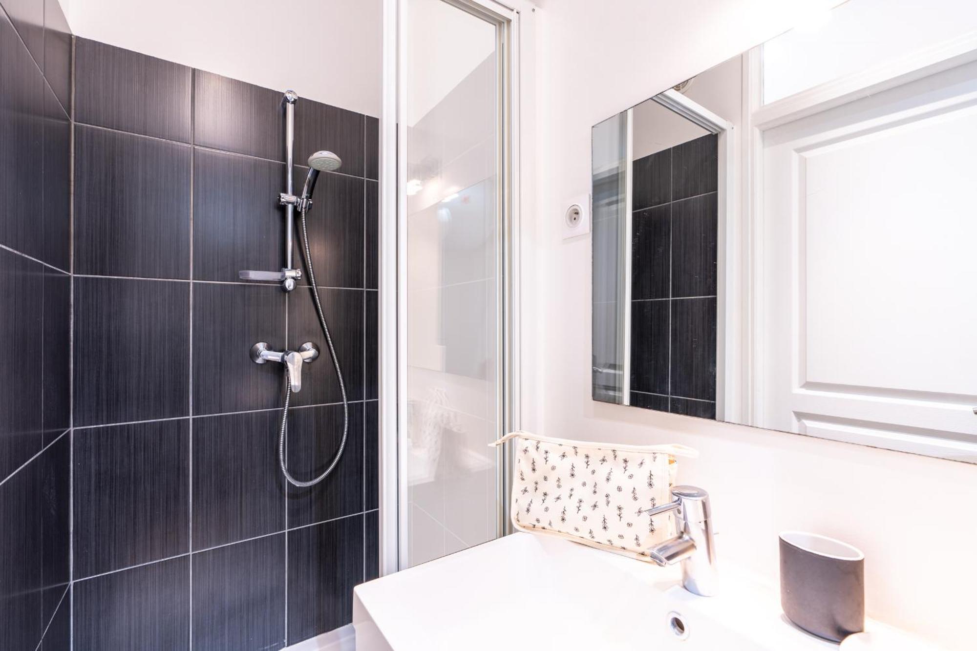 New - Designer Flat For 4 Pp Parigi
